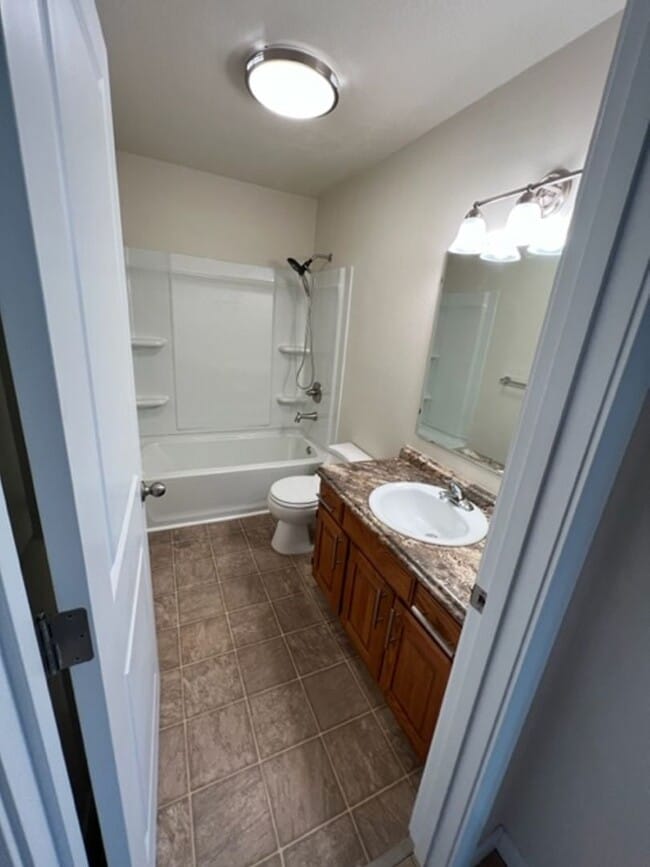 Building Photo - 2 Bedroom Condo!