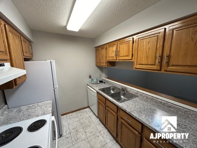 Building Photo - 916 S Menlo Ave