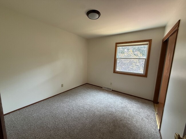 Building Photo - August 15th rent special! New deck! 3 Bedroom, updated kitchen, updated flooring, garage, drivewa...