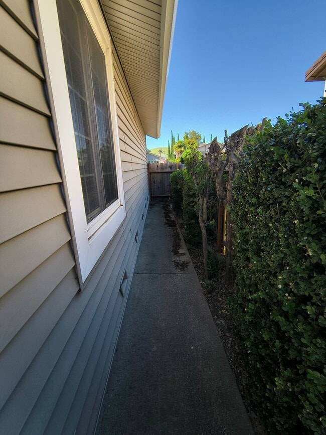 Building Photo - Beautiful and Spacious Two Story 4 Bed/3 Bath Home For Rent In Hercules!!!
