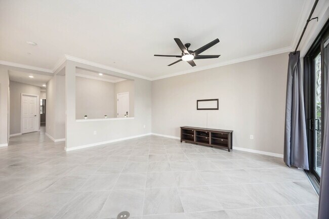 Building Photo - "Spacious 2-Bed, 2-Bath W/Den Condo Retrea...
