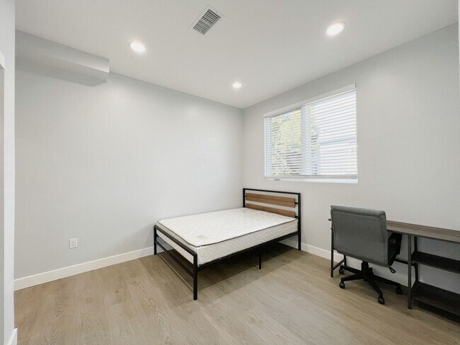 Building Photo - 2641 S Budlong Ave