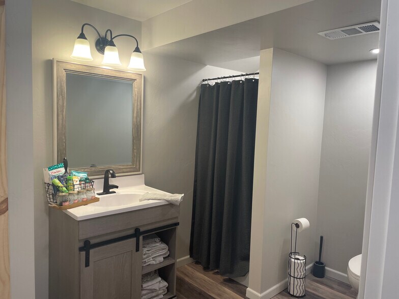 Lower Level bathroom - 3018 Manitowoc Rd