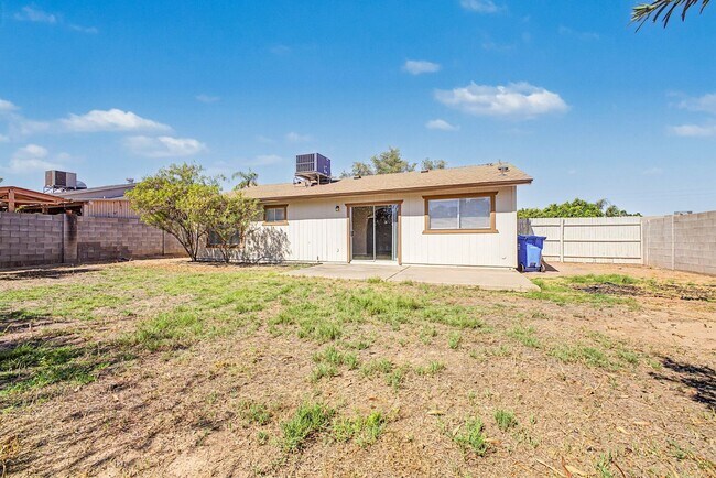 Building Photo - Beautiful 3 Bedroom Home with Large Grass Yard