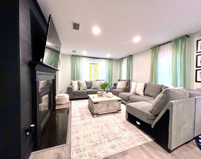 Building Photo - 4 Cobblestone Ct