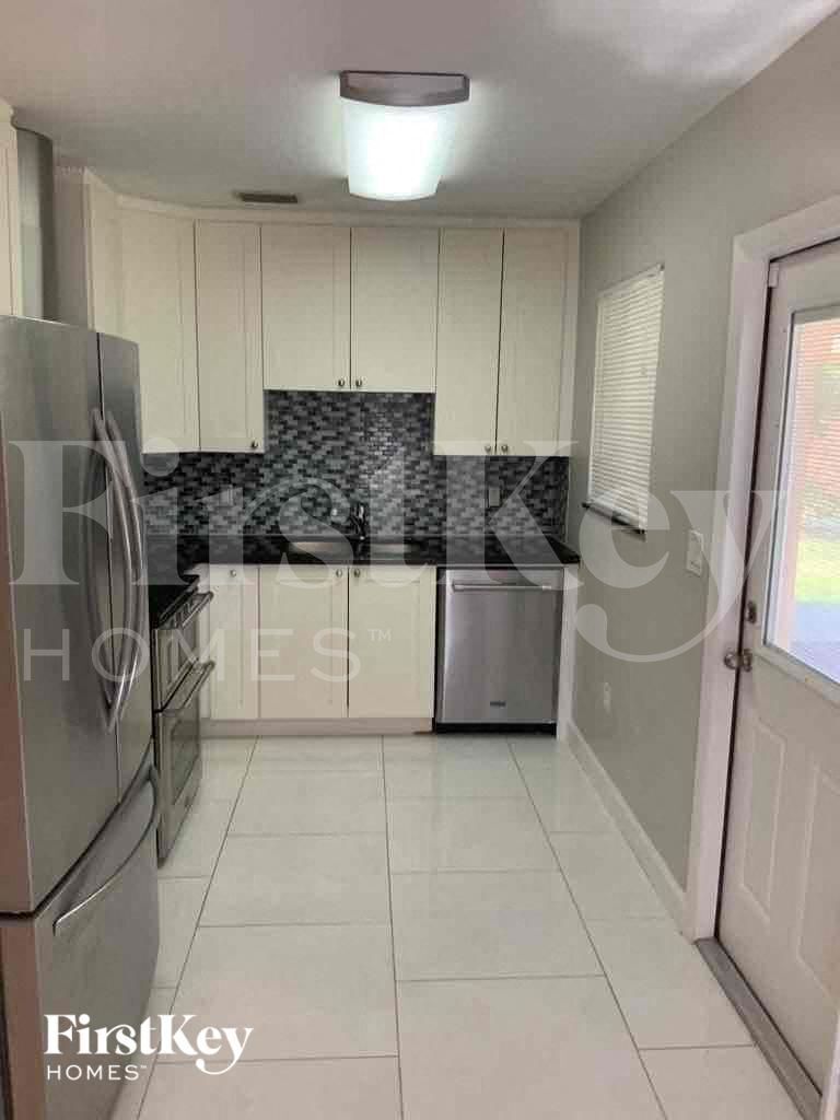 Building Photo - 1410 NE 43rd Ct