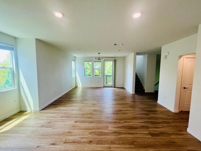 Building Photo - Vibrant 3 BED + 2.5 BA Milpitas Townhouse. Stainless Steel Appliances. Great Location.