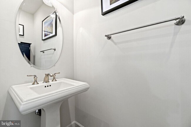 Building Photo - 2509 S Kenmore Ct