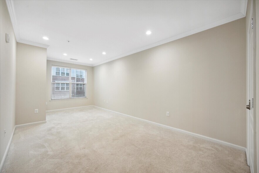 Building Photo - 350 W Elm St