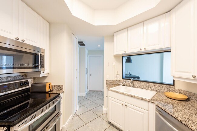 Building Photo - 888 Brickell Key Dr