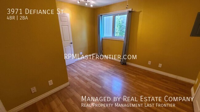 Building Photo - Gorgeous 4 Bedroom and 2 Bath Home w/ Fenc...