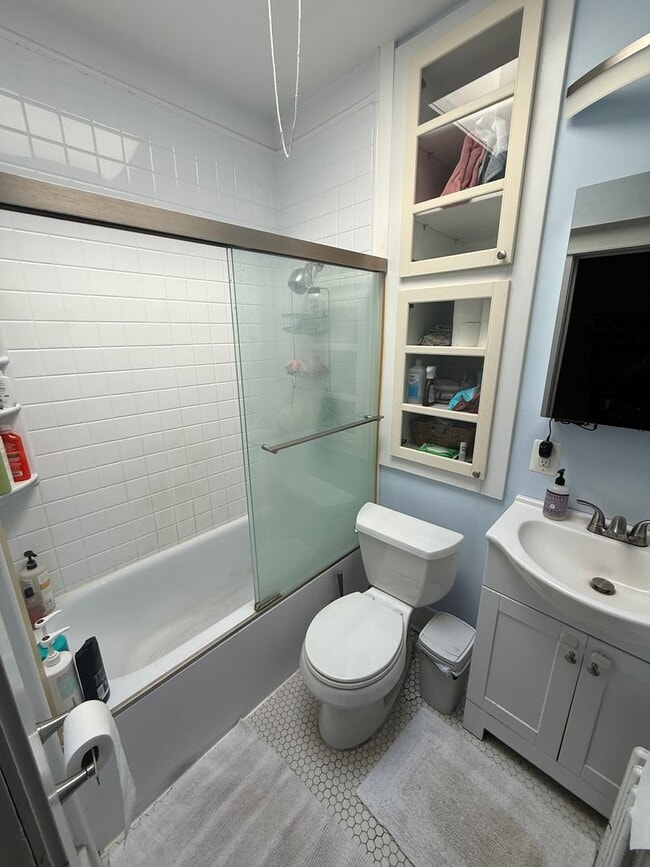 Building Photo - 1349 W 41st St