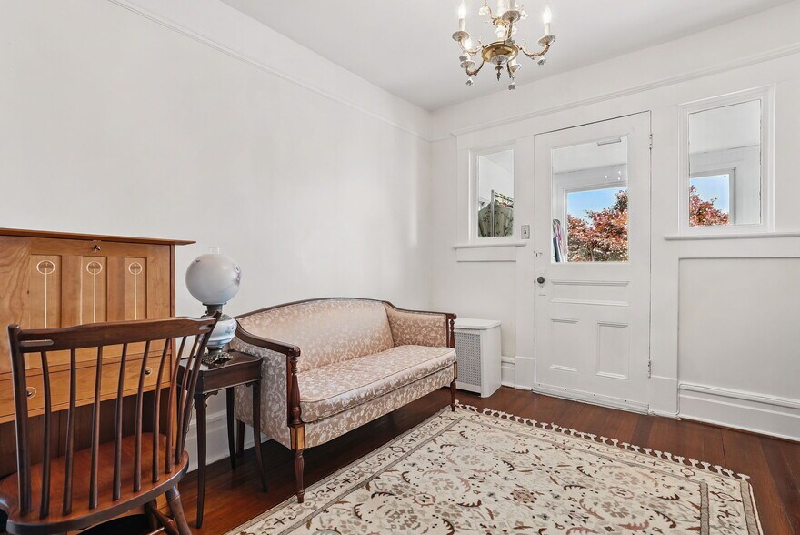 Sitting Area - 134 Old Mamaroneck Rd