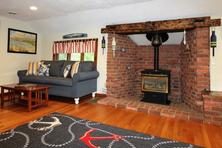 Comfortable new seating in living room - 237 Lake Shore Dr S