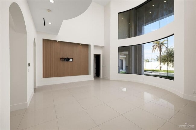 Building Photo - 45 Travis St