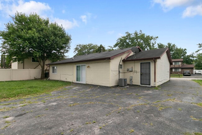 Building Photo - 5838 Woodgate Dr