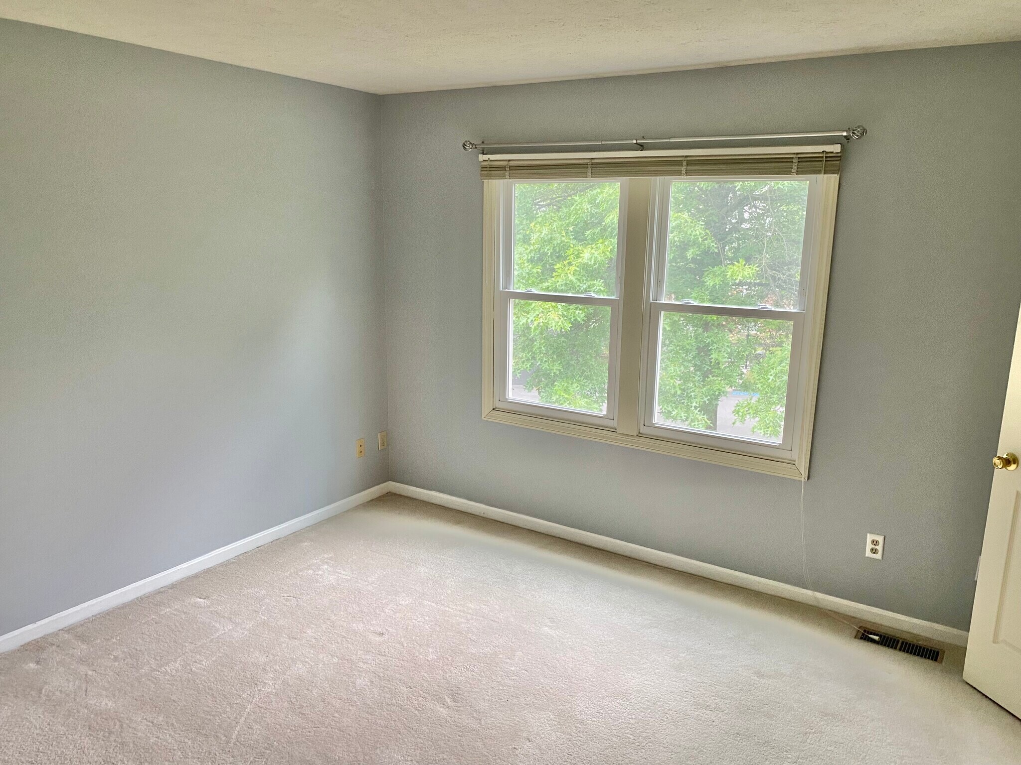 Building Photo - 202 Meadowview Dr