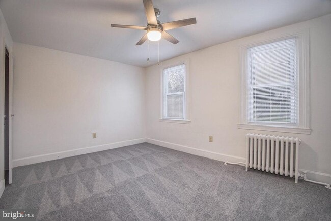 Building Photo - 406 E Hector St