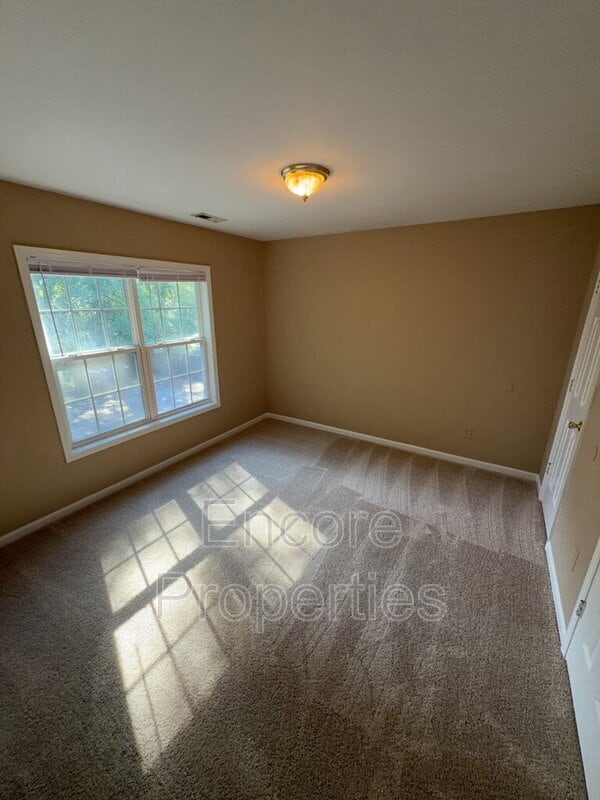 Building Photo - 2004 Hart St