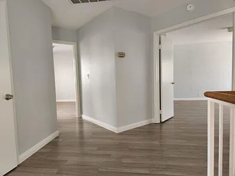 Building Photo - 1613 Royal Palm Dr