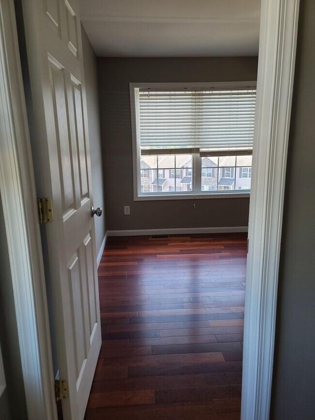 Building Photo - 3 Bedroom 2 1/2 bath end unit Townhome for Rent in Waynesboro