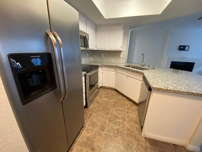 Building Photo - CUTE REMODELED ONE BEDROOM UNIT IN GATED C...