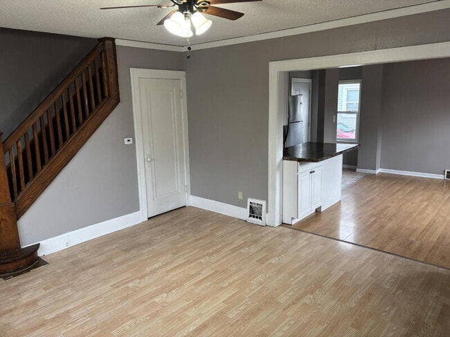 Building Photo - 1302 E 12th St