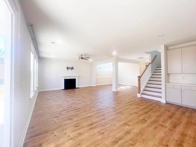 Building Photo - 1105 Cortland Vly