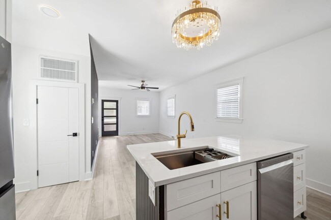 Building Photo - Tastefully Renovated Downtown Charleston Home