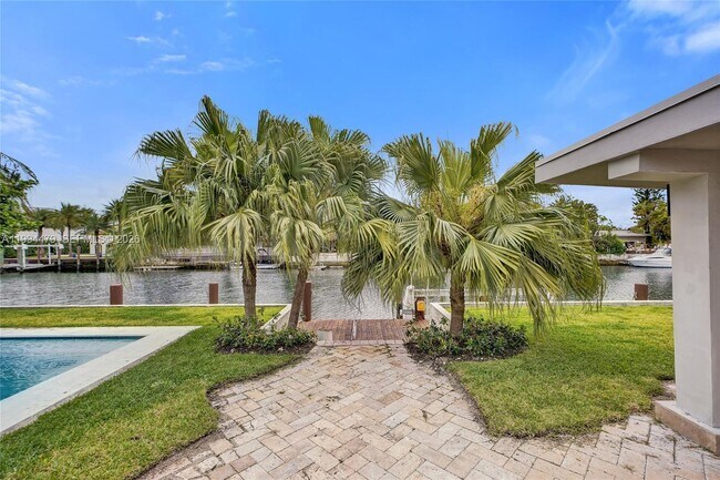 Building Photo - 12478 N Bayshore Dr