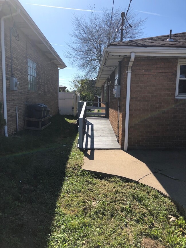 Building Photo - 416 S 17th St