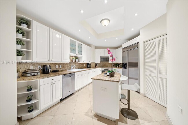 Building Photo - 848 Brickell Key Dr