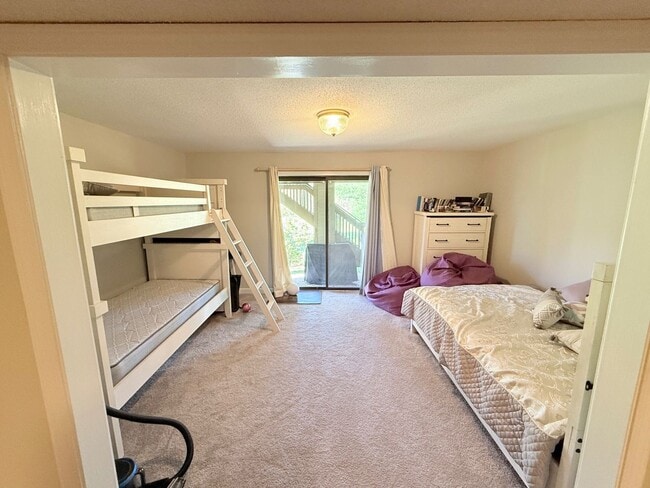 Building Photo - Farmington Woods Professional Townhouse Condo