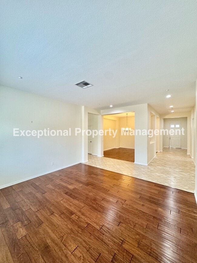 Building Photo - Beautiful 3 bedroom 3 bathroom single stor...