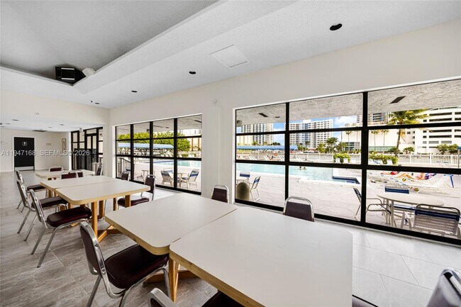 Building Photo - 600 Parkview Dr