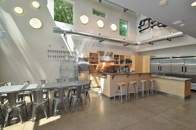 Building Photo - The Gee