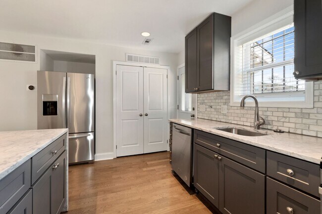 Building Photo - Recently Updated, 2 bed 2 1/2 Bath with Fe...