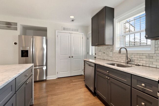 Building Photo - Recently Updated, 2 bed 2 1/2 Bath with Fenced Front and Back Yard!