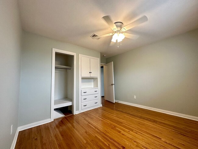 Building Photo - Remodeled beauty in Charolette Park