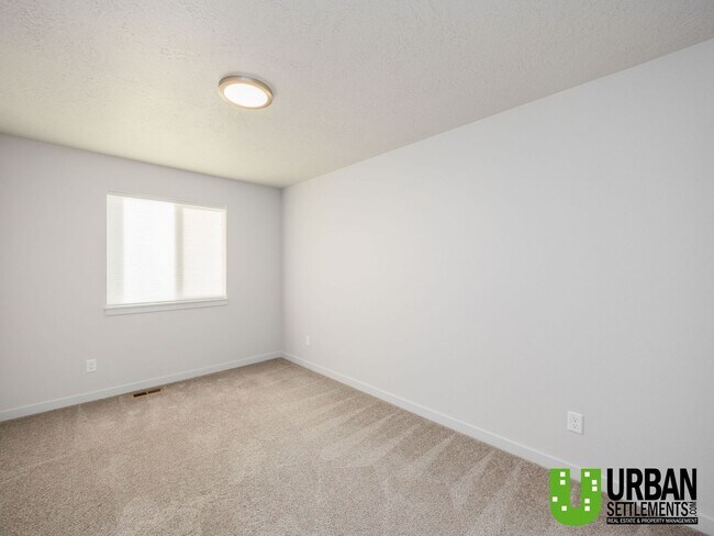 Building Photo - Woodlawn Duplex