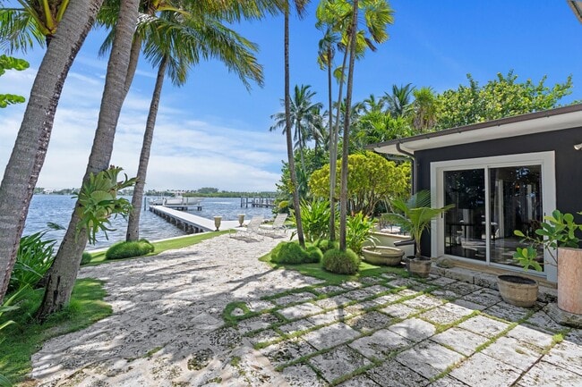 Building Photo - 7500 S Flagler Dr