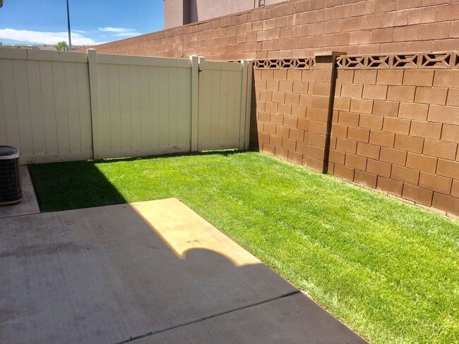 Building Photo - 3-BR Townhome in Hawk Hollow