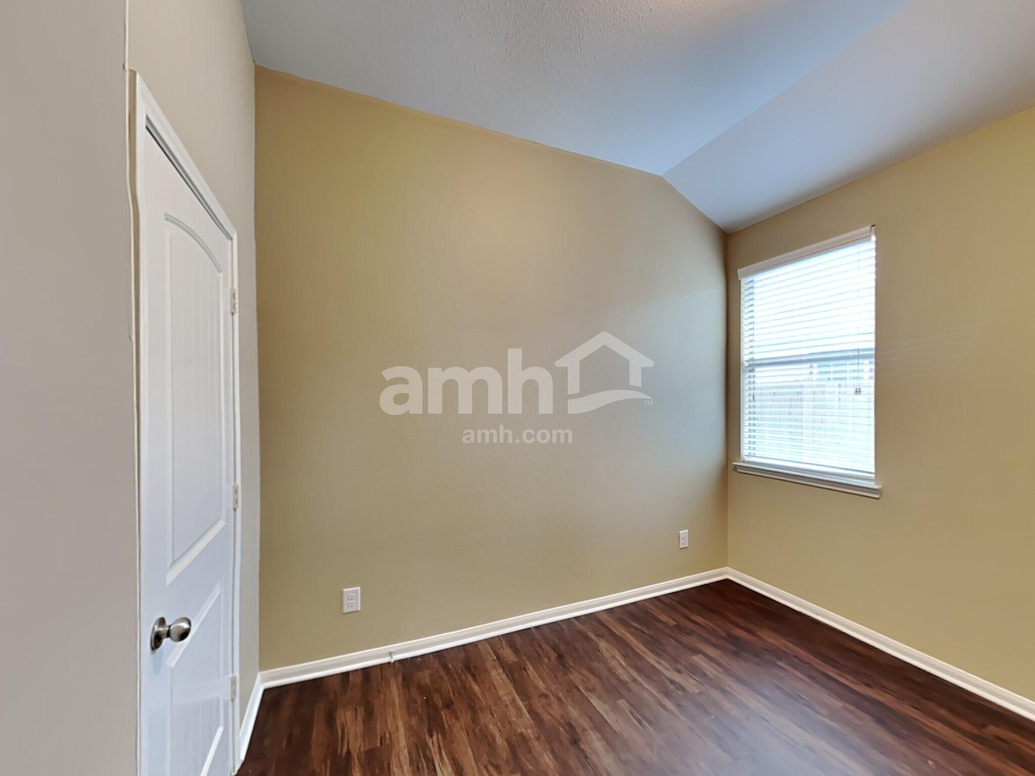 Building Photo - 2324 Shady Tree Ln