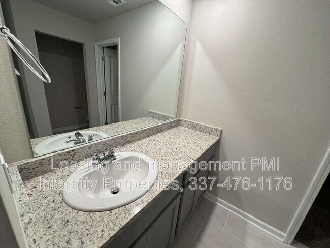 Building Photo - 229 Sidney Oaks Dr
