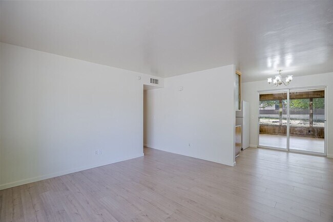 Building Photo - 3 bedroom,1.5 bath with 1 car garage close to schools, hospital and shopping!