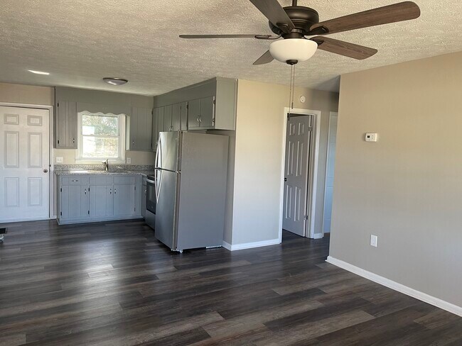 Building Photo - 305 Houseal St