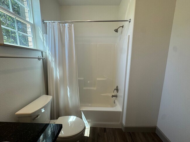 Building Photo - 2 Bed 2 Bath Town Home Available