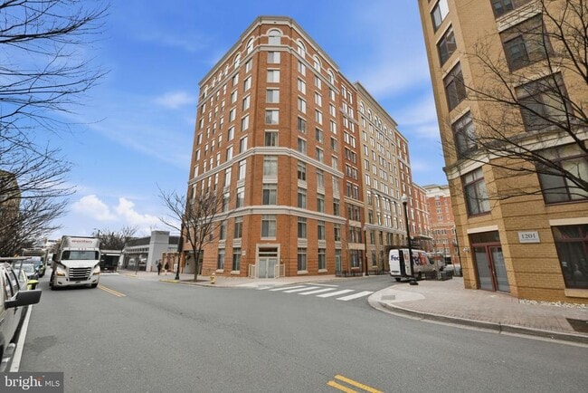 Building Photo - 1205 N Garfield St