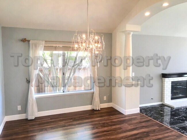 Building Photo - Beautiful 4 Bed / 2 Bath / 2,660 sqft Sing...
