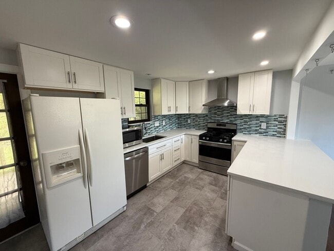 Building Photo - Luxury 3-Bedroom, 1-Bathroom House in Broo...